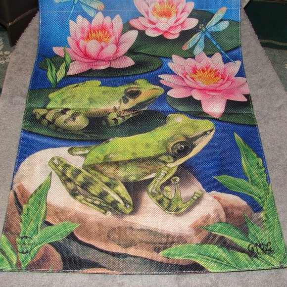 "J2725" Garden Flag with Frogs lily pads - Picture 2 of 3